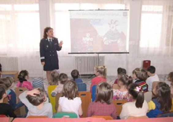 Prevenirea dispariţiilor în rândul minorilor: poliţiştii au discutat cu preşcolarii
